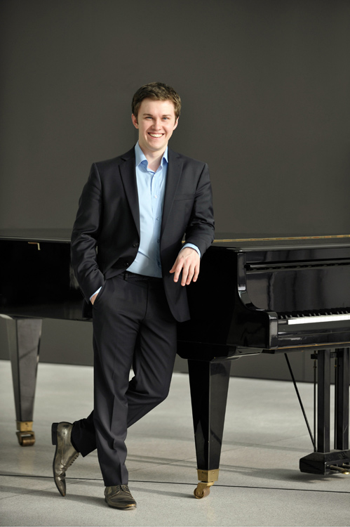 Frank Dupree plays Eötvös Frank Dupree plays Eötvös work "Erdenklavier-Himmelklavier"